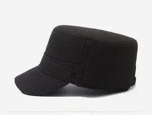 Detailansicht der schwarzen Wintermütze mit Twill-Stoff und seitlicher N-Stickerei
