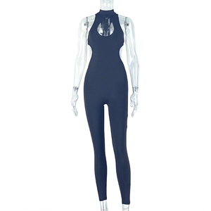 Dettaglio di un body nero con ritagli, collo alto e design racerback senza maniche