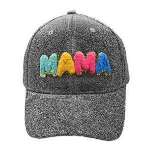 Detailansicht der bunten MAMA-Chenille-Patches auf einer silbernen Glitzerkappe