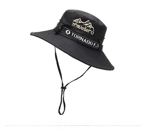 Dettaglio cappello da sole outdoor con ricamo dorato di montagne e cordino regolabile
