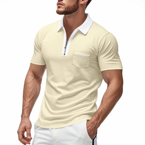 Detail eines cremefarbenen Poloshirts mit Reißverschlusskragen und kontrastreicher Tasche