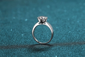 Makroaufnahme des 925er Silberrings mit einem 2ct Moissanit und seitlichen Diamanten