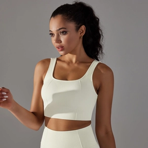 Détail d'un soutien-gorge de sport ivoire avec texture gaufrée et bretelles larges