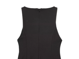 Detalle de la cremallera invisible y el tejido con textura de un vestido corto negro sin mangas