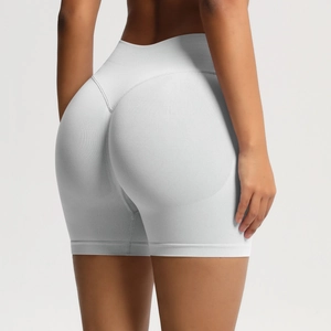 Détail de short de fitness blanc taille haute sans couture avec effet push-up fessier