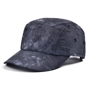 Détail de la casquette 5-panel tie-dye avec œillets métalliques et visière plate