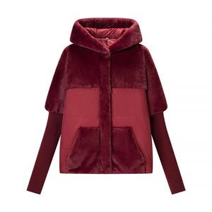 Damesjas met capuchon in wijnrood met faux fur patchwork en gebreide mouwen voor winter