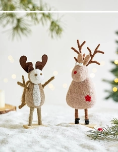 Détail de rennes de Noël en feutre faits à la main sur des bases en bois naturel