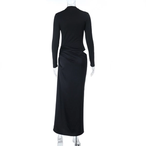 Vista detallada del vestido largo negro ajustado con diseño de pliegues en la cintura atrás