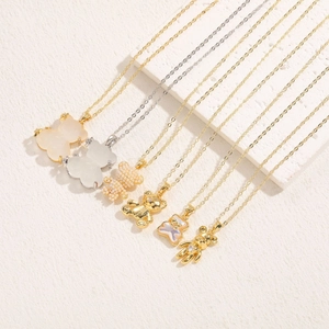Détail de pendentifs ours avec perles et zircons sur des chaînes en or 14 carats