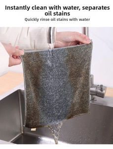 Water rinsing thick bamboo charcoal fiber dishcloth to show easy oil removal effect