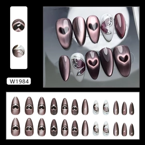 Faux ongles œil de chat rose foncé avec motifs papillon 3D et effets de cœur