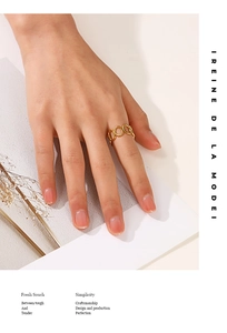 Détail d'une bague géométrique évidée plaquée or 18 carats au design minimaliste chic