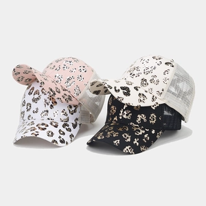 Dettaglio di quattro cappellini trucker con stampa leopardata e rete traspirante
