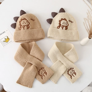Ensemble bonnet et écharpe en tricot pour enfants avec broderie dinosaure et crête