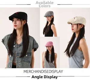 Détails des bérets à nœud en noir, gris, beige et rose avec logo R brodé sur le côté