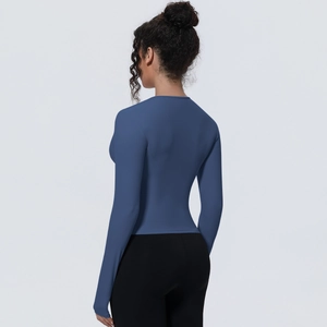 Vue arrière du haut de yoga bleu marine ajusté avec texture de tissu respirant