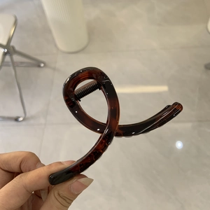 Große Haarklammer in dunkler Schildpatt-Optik aus hochwertigem Acetat-Material