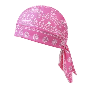 Elastische roze durag met witte paisley- en sneeuwvlokpatronen voor het fietsen