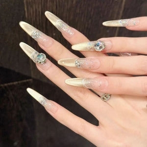 Lange Stiletto Kunstnägel mit Nude-Verlauf, Silberglitzer und großen K9-Kristallen