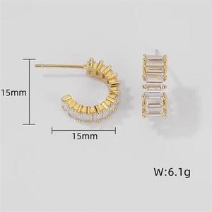 Détail des créoles étoile dorées 15mm avec pierres en zircon, poids 6,1g