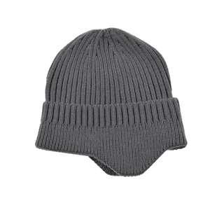 Berretto in maglia grigio scuro con paraorecchie e trama a coste per l'inverno