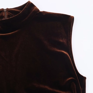 Détails de la robe en velours marron foncé avec col montant et fermeture éclair