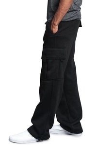 Détails des poches latérales cargo et coupe du pantalon décontracté sur un mannequin