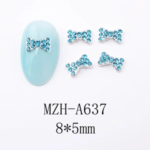 Détail macro de nœuds en cristal bleu pour manucure avec base en métal argenté 8x5mm