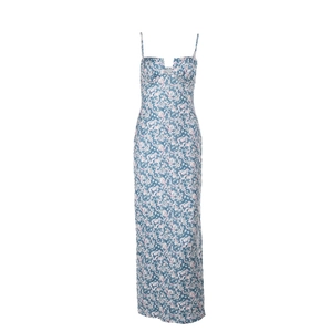 Robe longue fleurie bleue élégante avec fines bretelles et coupe moulante ajustée