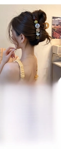 Détail des pinces à cheveux perlées de 13cm et 8cm au style vintage français