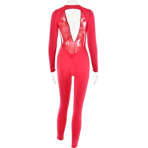 Detailansicht des rückenfreien Designs und Taillenraffung am roten Langarm-Body