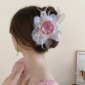 Pince à cheveux fleurie élégante avec pétales en soie lavande et plumes blanches douces
