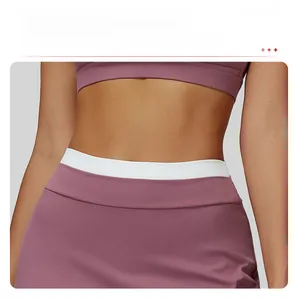 Dettaglio gonna sportiva a vita alta con fascia in vita a costine bianche e design a finto due pezzi