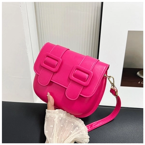Détail du sac de selle en cuir PU rouge rose avec rabat à boucles et bandoulière