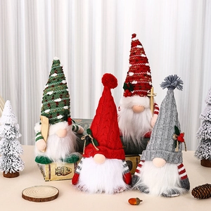 Vier festliche Weihnachtszwerge mit Strickmützen und flauschigen weißen Bärten