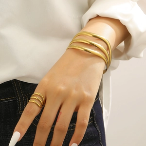 Ensemble minimaliste doré avec bracelet manchette ondulé et bague pour femmes