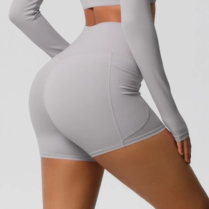 Gros plan du short de yoga taille haute avec poches latérales et tissu brossé