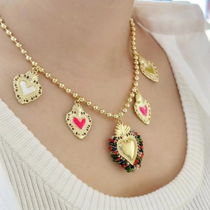 Collana bohémien a catena dorata con ciondoli a cuore in smalto colorato da donna