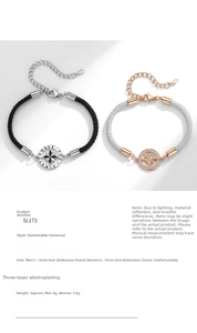 Détail de bracelets de couple tissés avec pendentifs étoile et chiffres romains