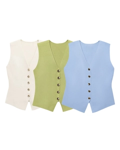 Trois gilets tricotés en col V crème, vert clair et bleu avec boutons métalliques