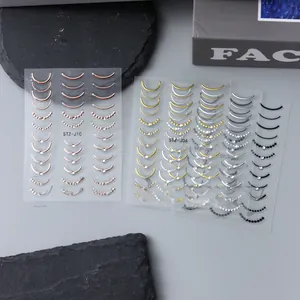 Vue détaillée des stickers ongles 5D embossés avec lignes de vagues métalliques or et argent