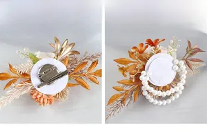 Détail du dos de la boutonnière avec clip métallique et épingle près du bracelet de perles