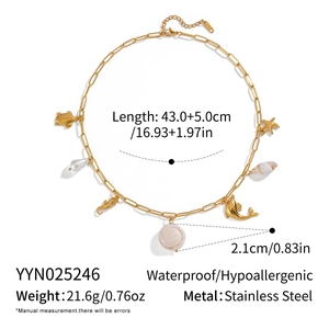 Collier marin en acier doré avec breloques hippocampe et perle avec ses dimensions