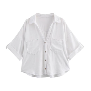 Chemise blanche à manches courtes en coton et lin avec col en V et deux poches