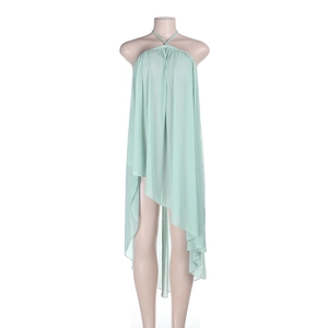 Détail de robe dos nu vert menthe en tissu transparent avec un ourlet asymétrique chic