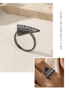 Dettaglio dell'anello a triangolo invertito in argento S925 con micropavé multicolore