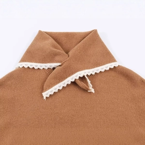 Pull en maille marron avec col superposé et bordure en dentelle blanche sur fond blanc