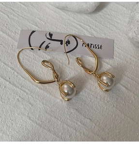 Detailansicht französischer Vintage-Perlenohrringe mit gedrehtem Goldhaken-Design