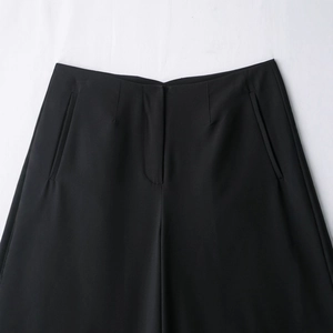 Vue à plat du pantalon décontracté noir à taille haute avec poches et détails